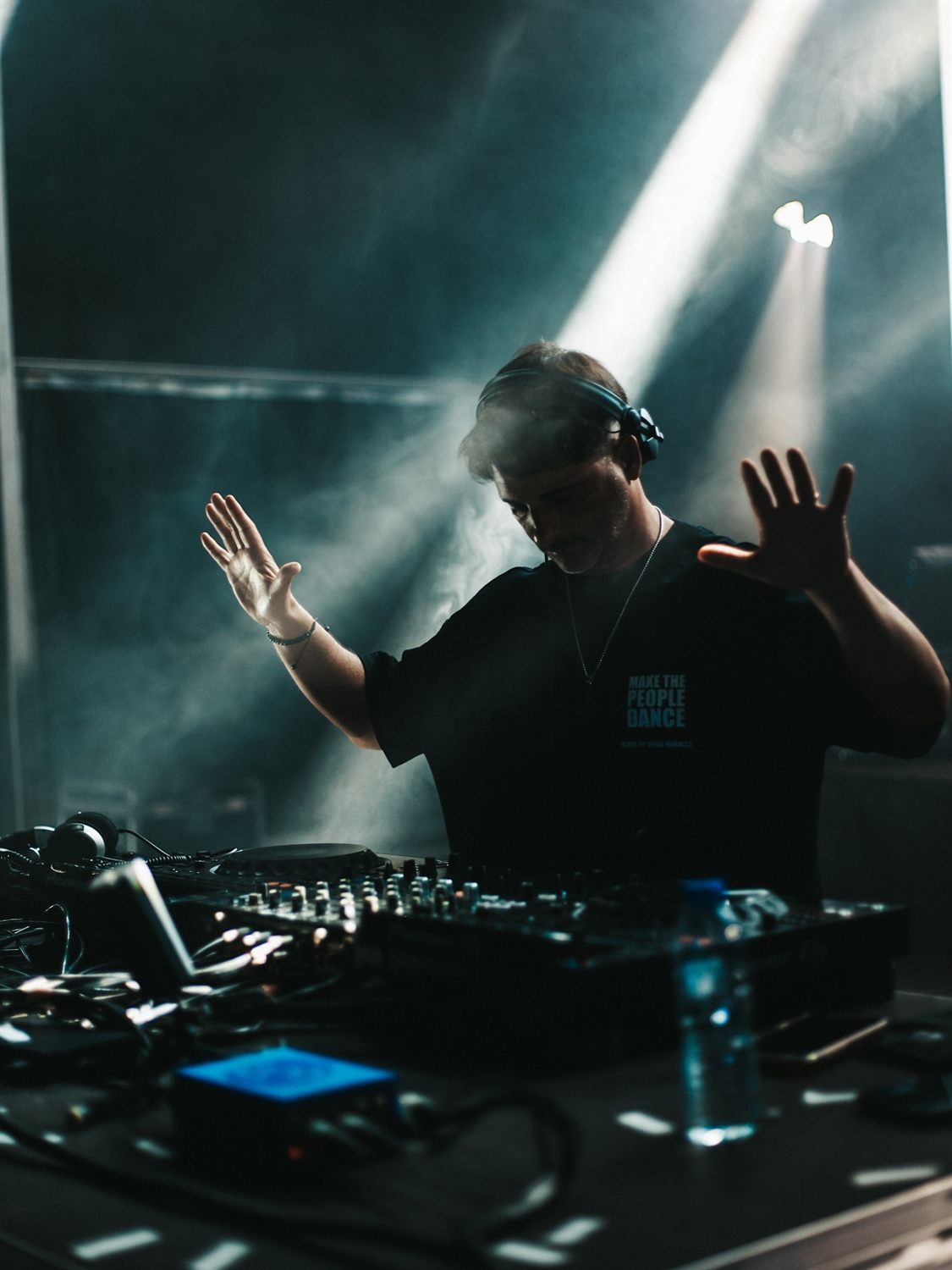 DJ Diego Morales a atuar com luz azul e fumo
